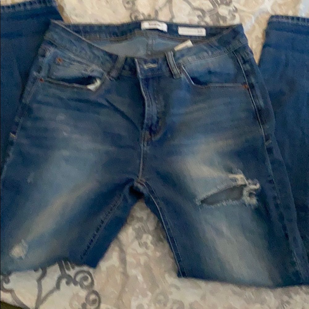 Super soft Kenzie ankle length destroyed jeans.